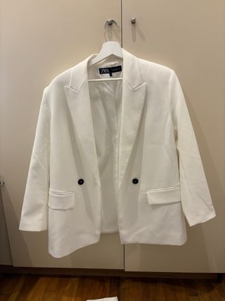 Traje Zara blanco, cada parte va de 15€