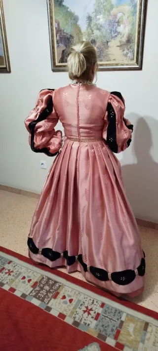 Traje de cristiana mujer y niña