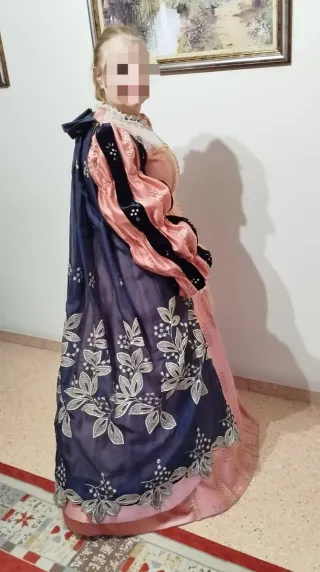 Traje de cristiana mujer y niña