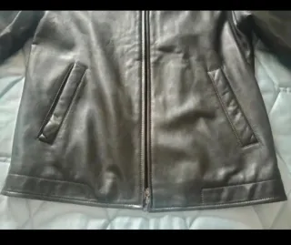 Cazadora marrón oscura de piel de Emidio Tucci.