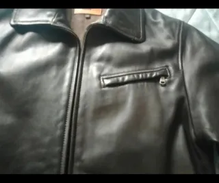 Cazadora marrón oscura de piel de Emidio Tucci.