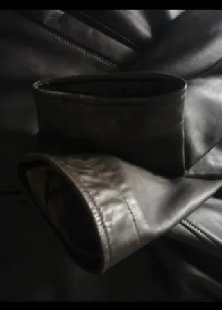 Cazadora marrón oscura de piel de Emidio Tucci.