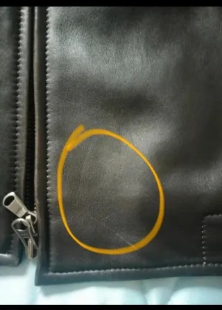 Cazadora marrón oscura de piel de Emidio Tucci.