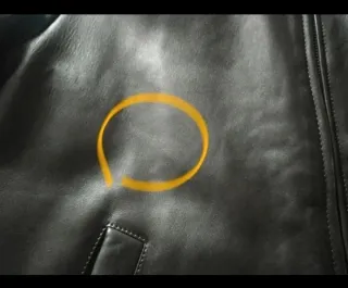 Cazadora marrón oscura de piel de Emidio Tucci.