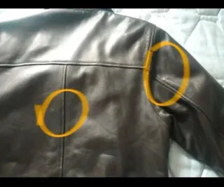 Cazadora marrón oscura de piel de Emidio Tucci.