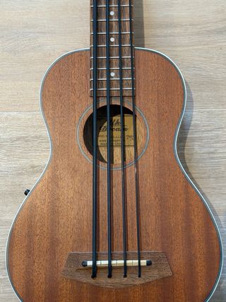 Ukelele Bajo Electrificado UK DREAM con Funda