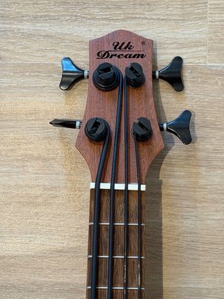 Ukelele Bajo Electrificado UK DREAM con Funda