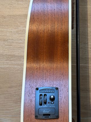 Ukelele Bajo Electrificado UK DREAM con Funda