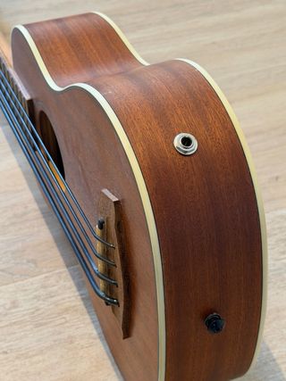 Ukelele Bajo Electrificado UK DREAM con Funda