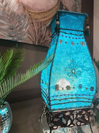 Lámpara terciopelo azul estilo Ibizenco. De diseño