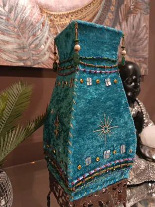 Lámpara terciopelo azul estilo Ibizenco. De diseño