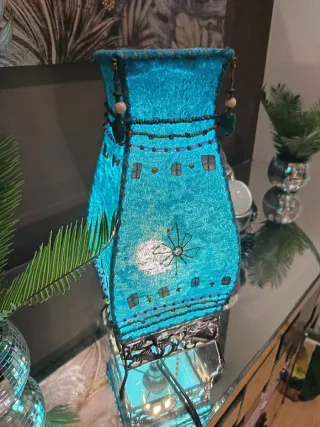 Lámpara terciopelo azul estilo Ibizenco. De diseño
