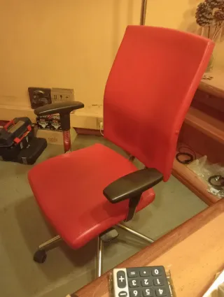 Silla de oficina ergonómica roja