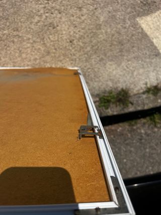 Specchio da bagno con cornice metallica decorativa