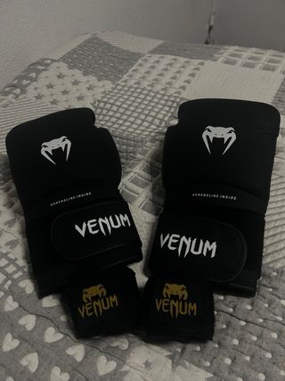 Guantes de boxeo Venum y vendas