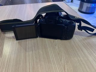 Cámara Nikon D5100 con objetivo