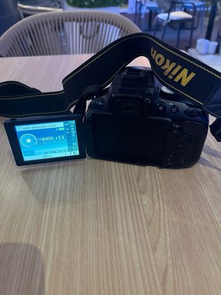 Cámara Nikon D5100 con objetivo