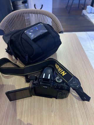 Cámara Nikon D5100 con objetivo