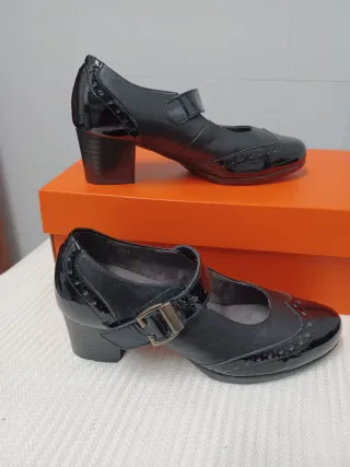 Merceditas Pitillos Tacón Negro Charol y Piel