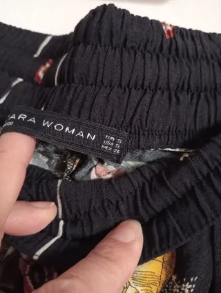 Pantalones negros con estampado floral