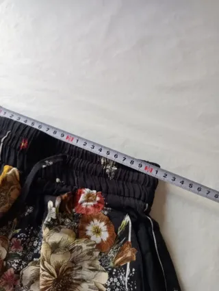 Pantalones negros con estampado floral