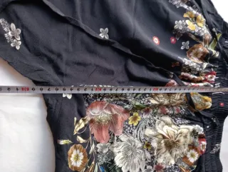 Pantalones negros con estampado floral