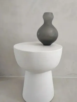 Jarrón de vidrio gris
