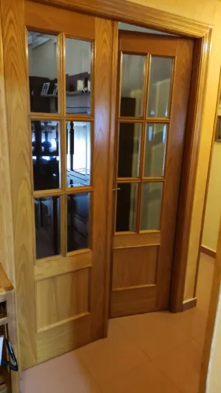 Puerta de madera de roble con herrajes