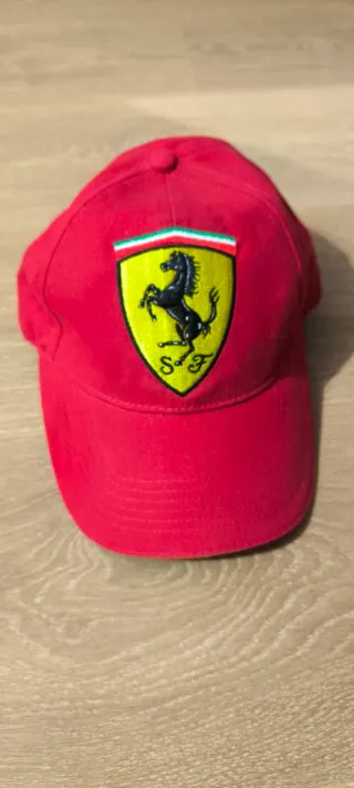 Cortavientos/ chubasquero y gorra Ferrari