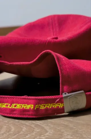 Cortavientos/ chubasquero y gorra Ferrari