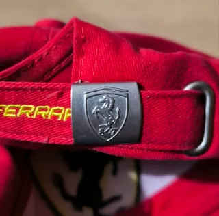 Cortavientos/ chubasquero y gorra Ferrari