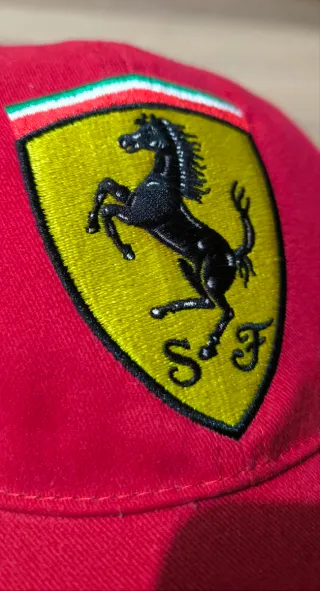 Cortavientos/ chubasquero y gorra Ferrari