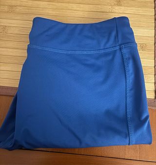 Malla deportiva azul con detalles