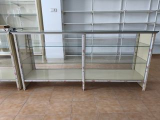 2 banconi in metallo con 2 ripiani in vetro