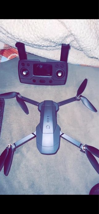 Dron gris con control remoto