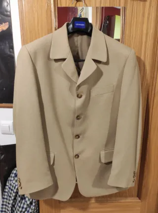 Traje de chaqueta y chaleco beige, pantalón marrón