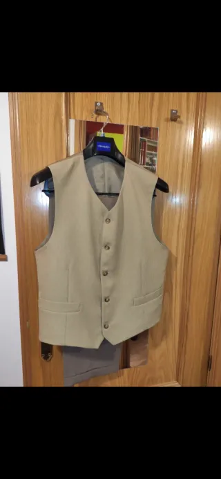 Traje de chaqueta y chaleco beige, pantalón marrón