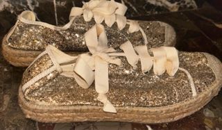 Alpargatas con purpurina dorada y plateada