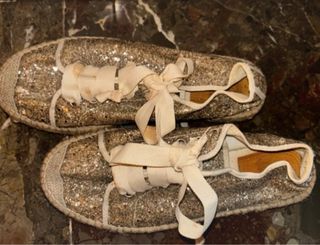 Alpargatas con purpurina dorada y plateada