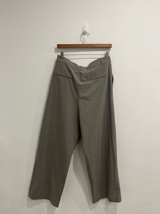 Pantalón de traje oversized de Zara.
