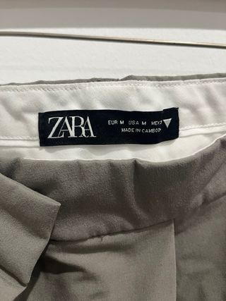 Pantalón de traje oversized de Zara.