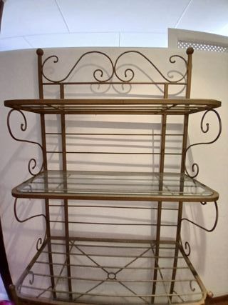 Aparador-Estantería de hierro y cristal.