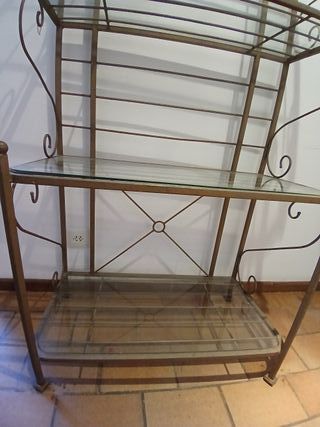 Aparador-Estantería de hierro y cristal.