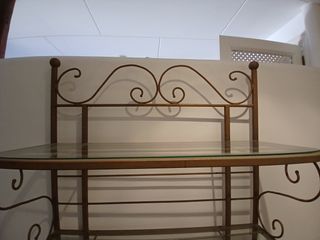 Aparador-Estantería de hierro y cristal.