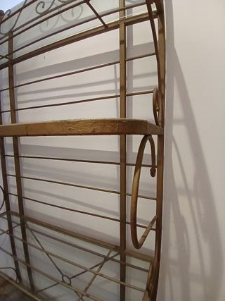 Aparador-Estantería de hierro y cristal.