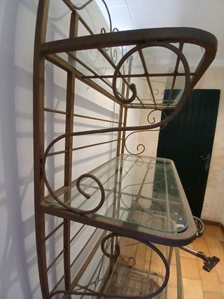 Aparador-Estantería de hierro y cristal.