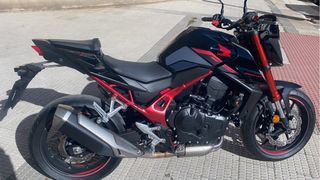 Honda CB 750 Negra y Roja.