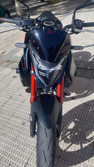 Honda CB 750 Negra y Roja.