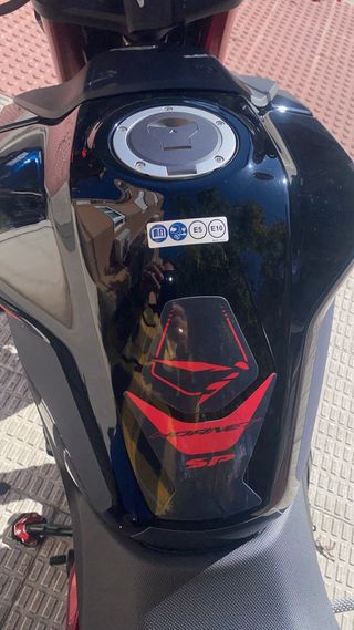 Honda CB 750 Negra y Roja.