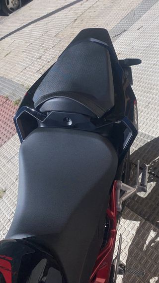Honda CB 750 Negra y Roja.